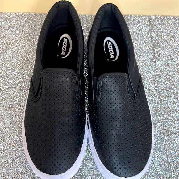 Soda Women’s Tracer Slip-On Sneaker Shoe Perforated Leather Padding Elastic 7.5 - Picture 1 of 8
